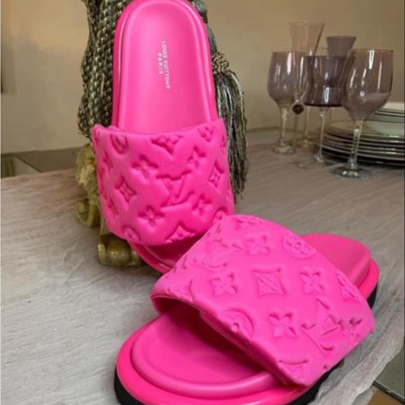 💖SOLD💖BEAUTIFUL HOT PINK SLIDES - Picture 1 of 2